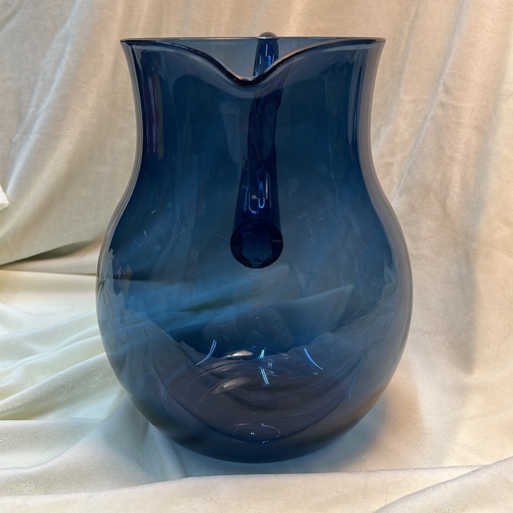 Acrylic teal blue vintage large pitcher pre owned Holds about a gallon. - Picture 4 of 7